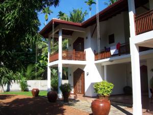 une vue de la façade de la maison dans l'établissement Villa Wunderschön, à Bentota