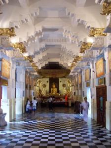 un couloir dans un bâtiment avec des gens qui y marchent dans l'établissement Villa Wunderschön, à Bentota
