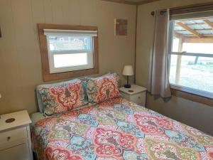 Habitación pequeña con cama y ventana en Cozy cabin #1 at Aspen Ridge Cabins, en South Fork