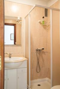 y baño con ducha y lavamanos. en Apartamento Atlantida, en Santa Cruz de Tenerife