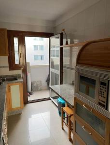 una cocina con encimera y microondas. en Apartamento Atlantida, en Santa Cruz de Tenerife