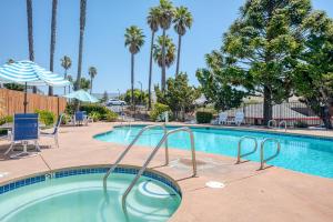 uma piscina num resort com palmeiras em Vagabond Inn San Luis Obispo em San Luis Obispo