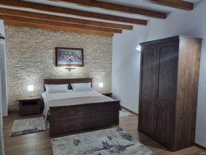 una camera con letto e muro di mattoni di Casa Lucia a Anina