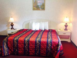 Postel nebo postele na pokoji v ubytování Red Carpet Inn & Suites Hammonton NJ Route-30E
