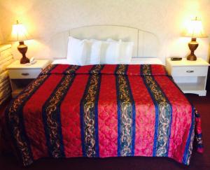 Postel nebo postele na pokoji v ubytování Red Carpet Inn & Suites Hammonton NJ Route-30E