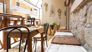 una stanza con due letti su un balcone di ΟΝΕΙΡΟΠΑΓΙΔΑ-DREAM CATCHER a Áno Pavliána