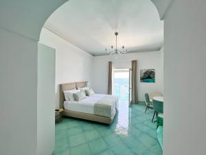 1 dormitorio con 1 cama, mesa y sillas en Casa Adelaide, en Capri