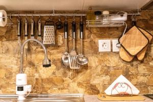 una cucina con utensili appesi a un muro di ΟΝΕΙΡΟΠΑΓΙΔΑ-DREAM CATCHER a Áno Pavliána Altre 59 foto