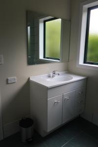 Bathroom sa Cosy Nights - modern, self-contained with parking