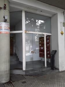 una tienda con una puerta de cristal y escaleras en Cómodo y luminoso Depto. Céntrico. Equipado en Rosario