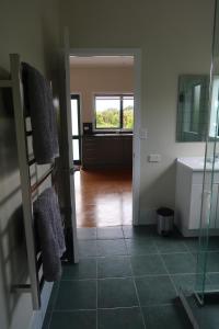 Koupelna v ubytování Cosy Nights - modern, self-contained with parking + 15 fotografií