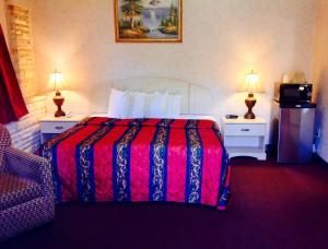 Postel nebo postele na pokoji v ubytování Red Carpet Inn & Suites Hammonton NJ Route-30E