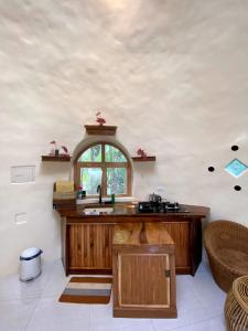 eine Küche mit einem Waschbecken und einem Fenster in der Unterkunft Adorable Dome House in Puerto Princesa