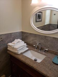 y baño con lavabo y espejo. en Yellowstone Hot Springs Resort, en Gardiner