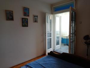 une chambre avec un lit et une porte ouverte dans l'établissement Ultramarine, à Španjola