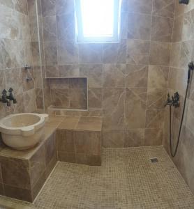 uma casa de banho com um chuveiro, um lavatório e um WC. em Antalya Konyaaltında muhteşem GEMİ EV em Antalya