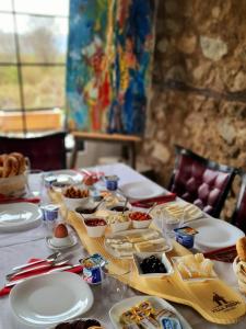een tafel met borden en kommen met voedsel bij Villa Prespa in Dolno Dupeni