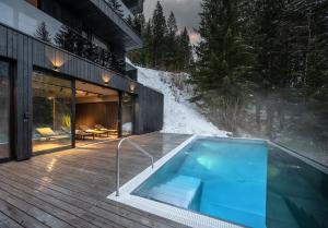 Bazén v ubytovaní Paznauner Villen - Villa I alebo v jeho blízkosti