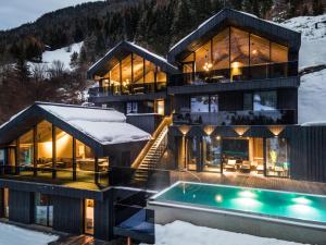 una casa nella neve con piscina di Paznauner Villen - Villa I a Kappl