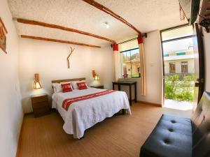 - une chambre avec un lit et une grande fenêtre dans l'établissement La Casa de la Abuela Isabel, à Yanque