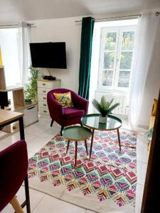 - un salon avec une table et une chaise dans l'établissement Très bel Appartement avec superbe vue sur le Port de Saint Goustan, à Auray