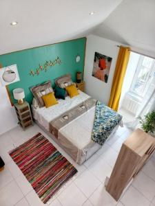 Un dormitorio con una cama grande y una alfombra. en Très bel Appartement avec superbe vue sur le Port de Saint Goustan, en Auray