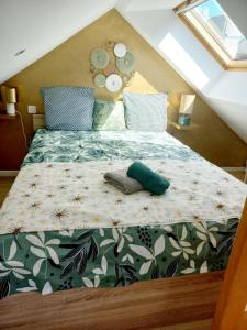 - une chambre mansardée avec un grand lit dans l'établissement Très bel Appartement avec superbe vue sur le Port de Saint Goustan, à Auray