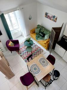 - un salon avec un canapé, une table et des chaises dans l'établissement Très bel Appartement avec superbe vue sur le Port de Saint Goustan, à Auray