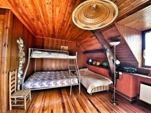 - une chambre avec des lits superposés au plafond en bois dans l'établissement Maison de village avec terrasse et jardin Saint Urcize, à Saint-Urcize