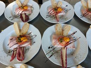 un grupo de platos de comida con cangrejos. en Alpenlandhotel Rodeneggerhof en Rodengo