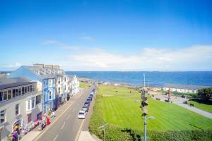 - une vue sur une rue avec des bâtiments et l'océan dans l'établissement Portrush Atlantic Hotel, à Portrush