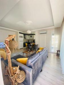 een woonkamer met een blauwe bank en een tafel bij Aether Flats No7,Old Town, Beach, Central, Netflix in Antalya