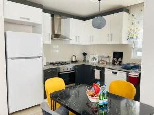 Dapur atau dapur kecil di Aether Flats No7,Old Town, Beach, Central, Netflix