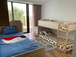 Dormitorio infantil con litera y litera en Hibiscus Afife, en Afife