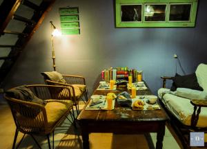 - un salon avec une table et un canapé dans l'établissement VagaMundo Hostel Carhue, à Carhué