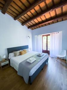a bedroom with a large bed and a chair at Villa en el Golf Costa Brava a 5 min de la playa in Santa Cristina d'Aro