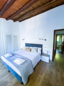 a bedroom with a large bed and a wooden floor at Villa en el Golf Costa Brava a 5 min de la playa in Santa Cristina d'Aro