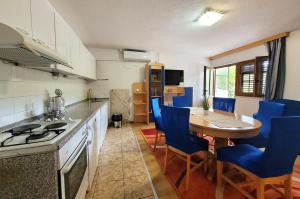 Kuchyňa alebo kuchynka v ubytovaní Luxury Villa Poquito