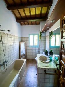 y baño con bañera y lavamanos. en Villa en el Golf Costa Brava a 5 min de la playa, en Santa Cristina d'Aro