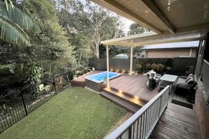 una terraza con piscina en una casa en Ally’s Umina Oasis, pet-friendly spa coastal oasis, en Umina