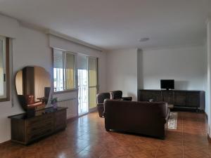 uma sala de estar com um sofá e uma mesa em Morriña & Wanderlust - Alojamiento 1 em Meaño