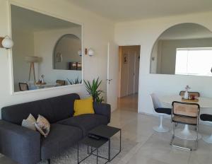 滨海自由城Vue mer exceptionnelle entre Nice et Monaco的带沙发和桌子的客厅