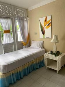 Tempat tidur dalam kamar di Lush Tropical apartment located in a 4-star resort
