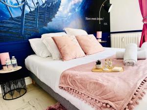 Postel nebo postele na pokoji v ubytování ATYPIQUE - Rêvez à 20min de PARIS - PARKING GRATUIT