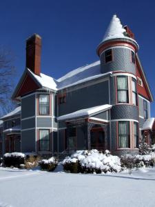 ラディントンにあるThe Fresh Coast Inn at Ludingtonの雪屋根の大家