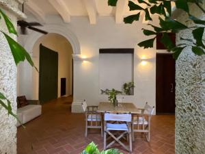 uma sala de jantar com mesa e cadeiras em Sophisticated 4BR House with Pool in Cartagena em Cartagena das Índias