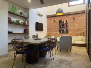 uma sala de jantar com mesa e cadeiras em Sophisticated 4BR House with Pool in Cartagena em Cartagena das Índias