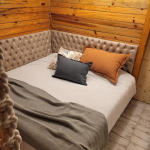 un letto con cuscini sopra di al pie de las sierras en villa del lago a Tandil