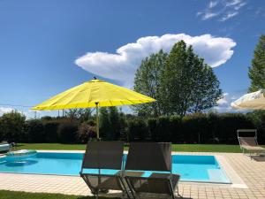 Bazén v ubytování B&B casa Belvedere nebo v jeho okolí