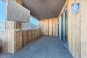 einen leeren Flur eines Gebäudes mit Holzwänden in der Unterkunft Two Bedroom Penthouse apartment hotel in Park City